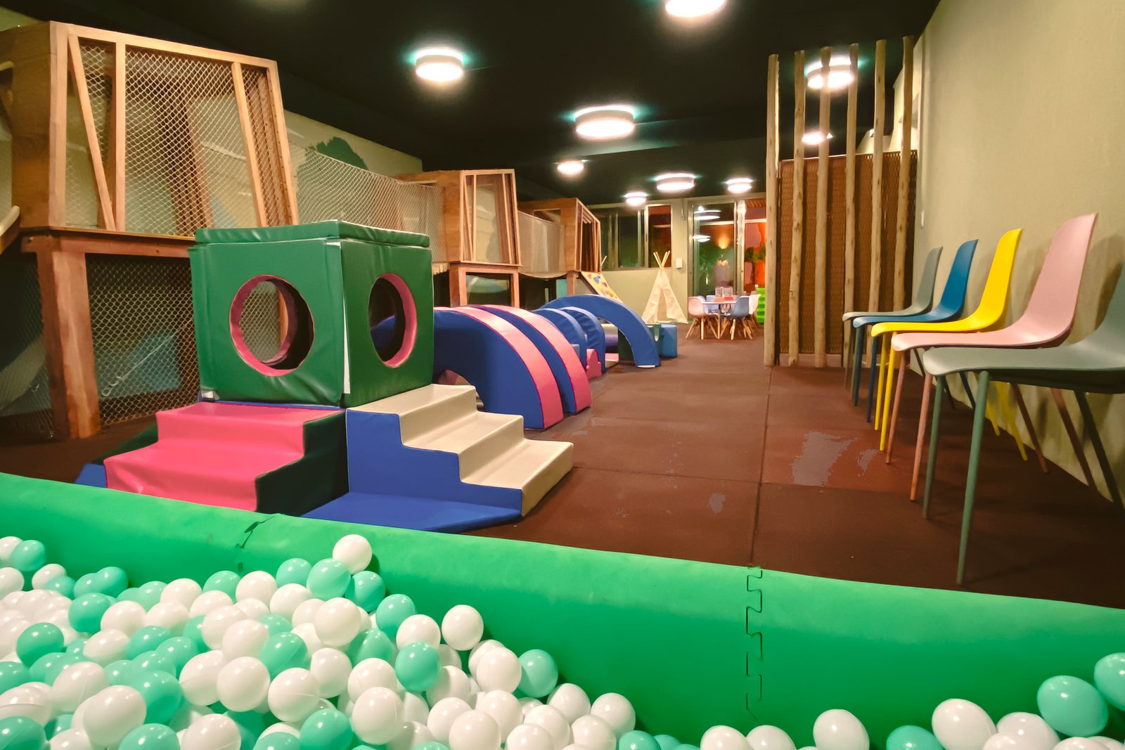 Área baby da TRYBOO, com piscina de bolinhas, brinquedos macios e estrutura de escalada suave