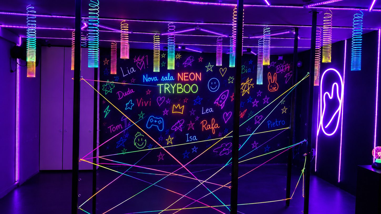 Sala Neon da TRYBOO, com luzes coloridas e mural iluminado