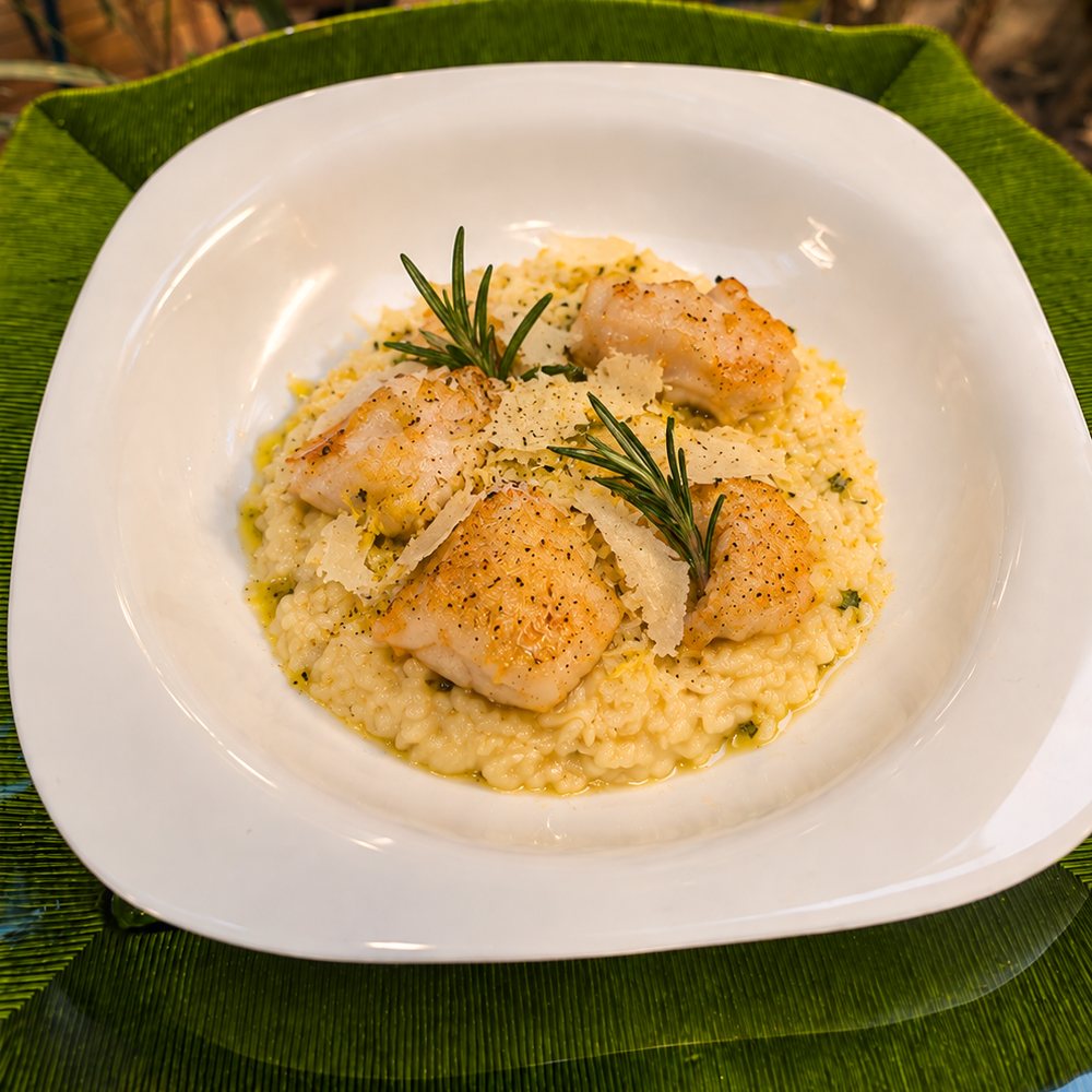 Prato da gastronomia da TRYBOO: risoto cremoso com peixe grelhado, lascas de queijo e alecrim