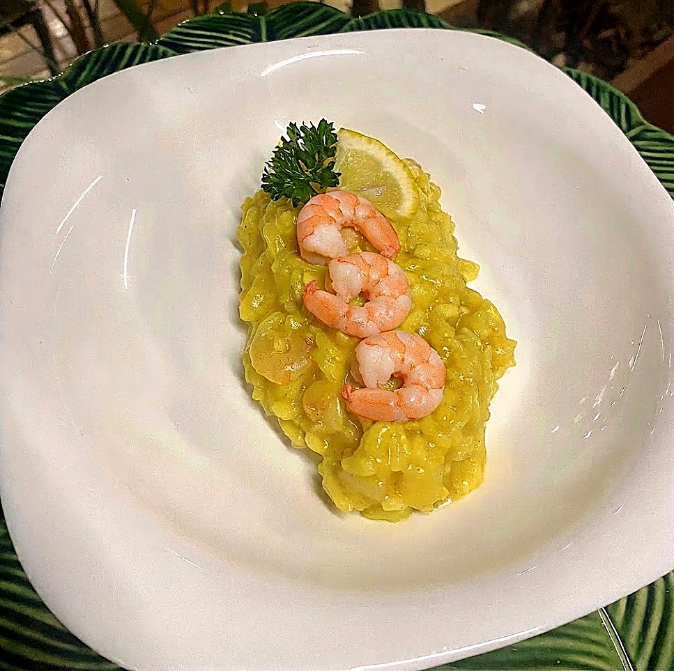 Risoto com camarões e toque de açafrão, finalizado com limão siciliano